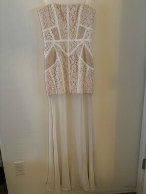 BCBGMAXAZRIA Lace Illusion Gown Size 0 White Nude Maxi